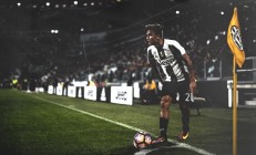 开云下载-爱德华兹爆发难挽狂澜，凯尔特人强势晋级映衬湖人困局