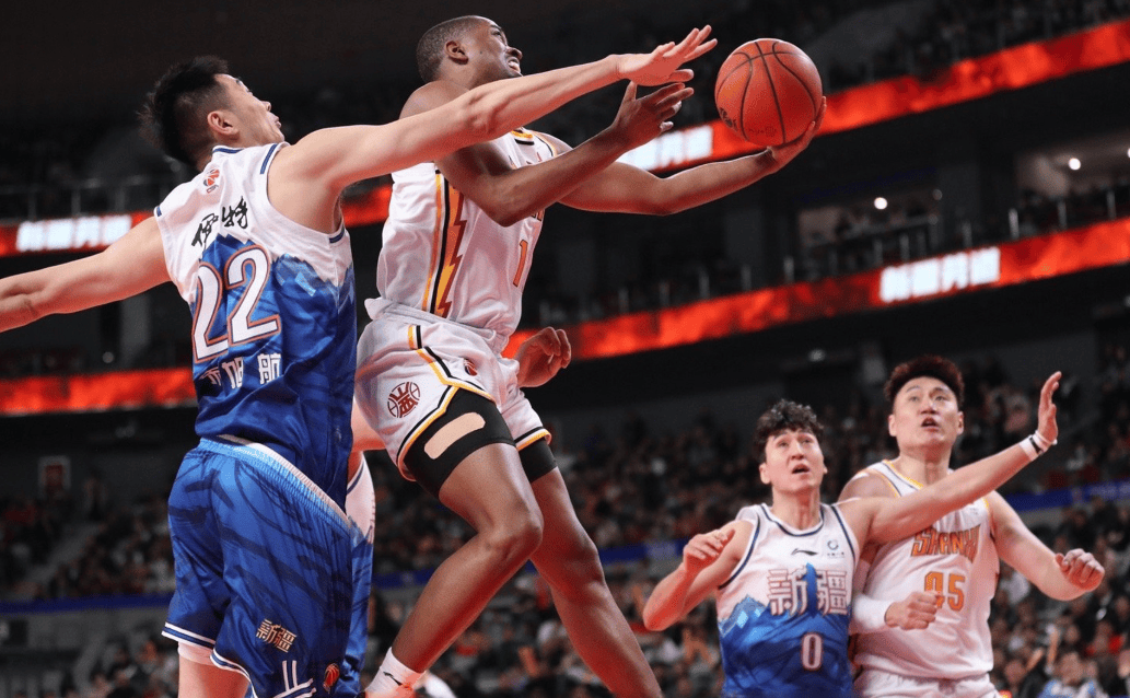 包含职业篮球联赛选手们实力强劲，斗志旺盛的词条